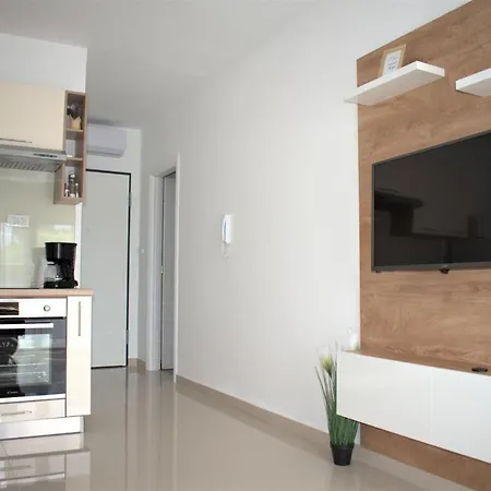 Rena Apartment *